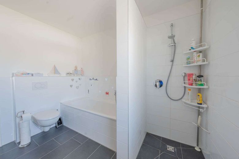 Großzügiges, effizientes Einfamilienhaus, 5 Zimmer + Hobbyraum, Terrasse mit Garten – Badezimmer