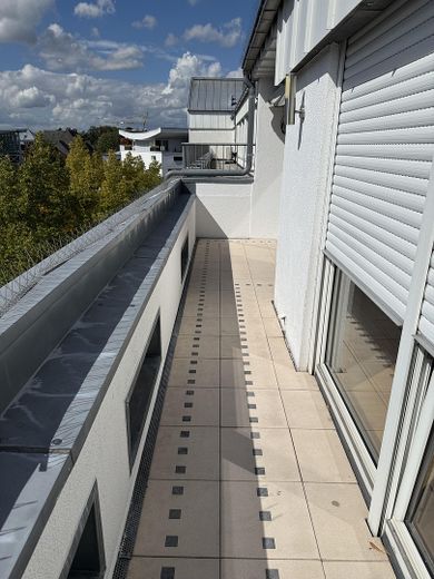 modern gefliester Balkon (Süd)