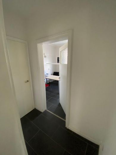 Attraktives Büro in zentraler Lage von Darmstadt – mit Terrasse & Parkplätzen – Flur Richtung WC/Bspr.-Zmr.