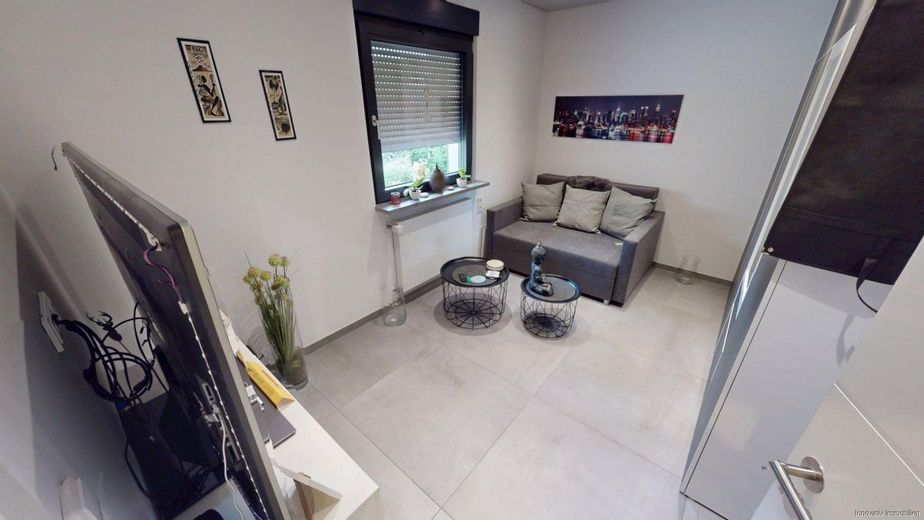 Schönes Ein oder Zweifamilienhaus mit Potenzial dazu einer Garage mit Gartendurchfahrt – Büro OG