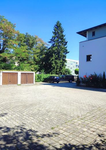 2 Garagen und 22 Parkplätze