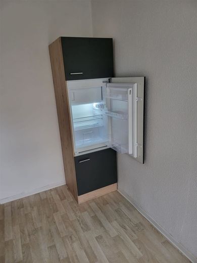 Großzügige 2-Zimmer mit Laminat, Wanne und Balkon in zentraler Lage! EBK mgl. – baugleiche Küche aus anderem Objekt