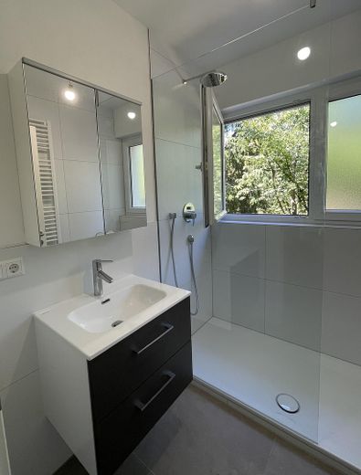 Sanierte 3-Zimmer-Wohnung mit neuer Einbauküche in Remseck-Aldingen – Badezimmer