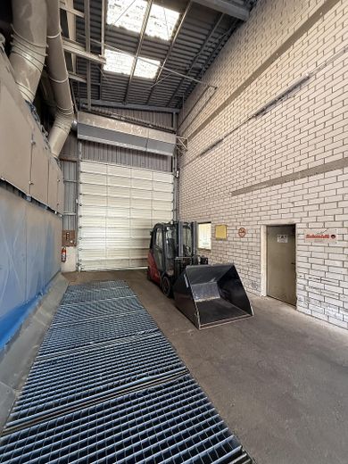 Gewerbeimmobilie mit Lagerflächen, Bürogebäude und großzügigem Betriebsgelände – Annahmehalle