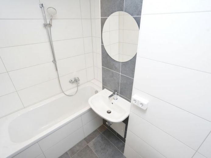 Modernes Bad / Balkon / Aufzug – Foto 1