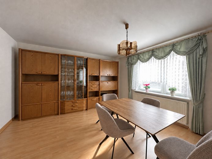 Two-family house with two garages and a large garden in Berka – Wohnzimmer EG