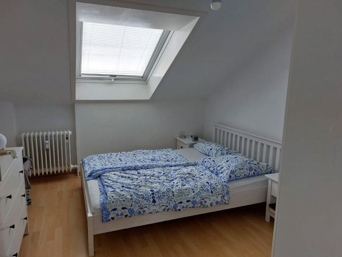 Dicht bij de stad, maar toch midden in het groen: lichte, rustige 3-kamerwoning – Schlafzimmer