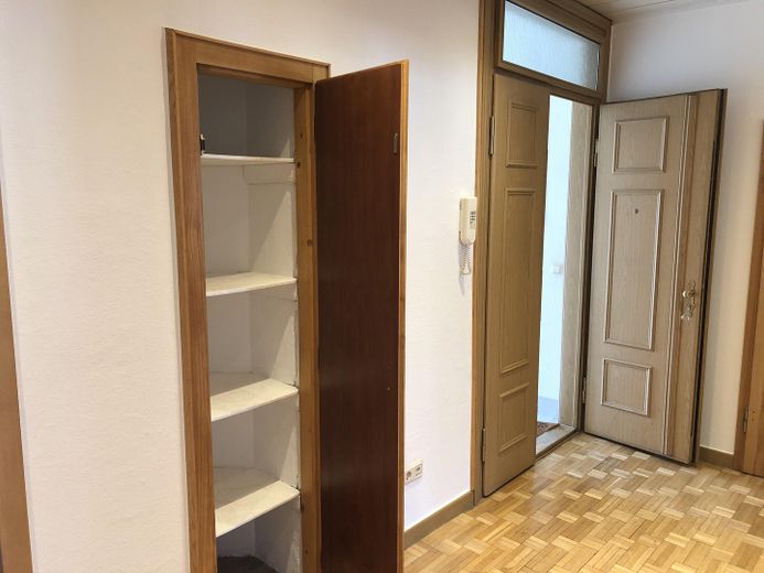 Neuwertige Wohnung mit vier Zimmern, Vollbad und EBK, Traumterrasse in Freiberg – Flur - Schuhschrank