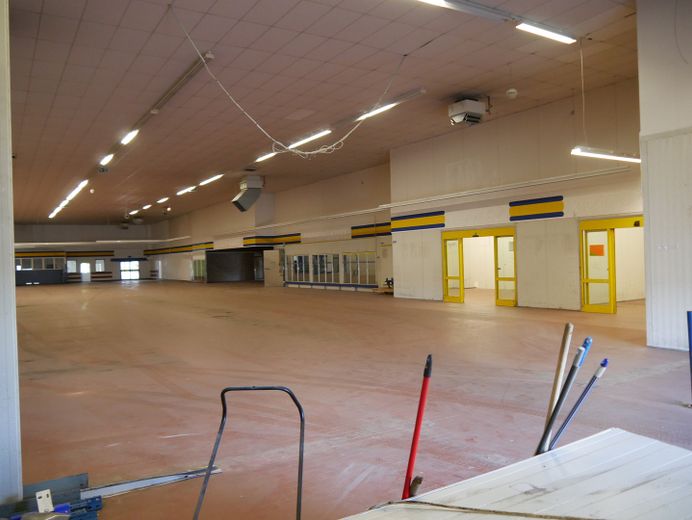 Verkaufshalle / Lagerhalle mit Büroräumen in zentraler Lage von Deutschland – Foto 1