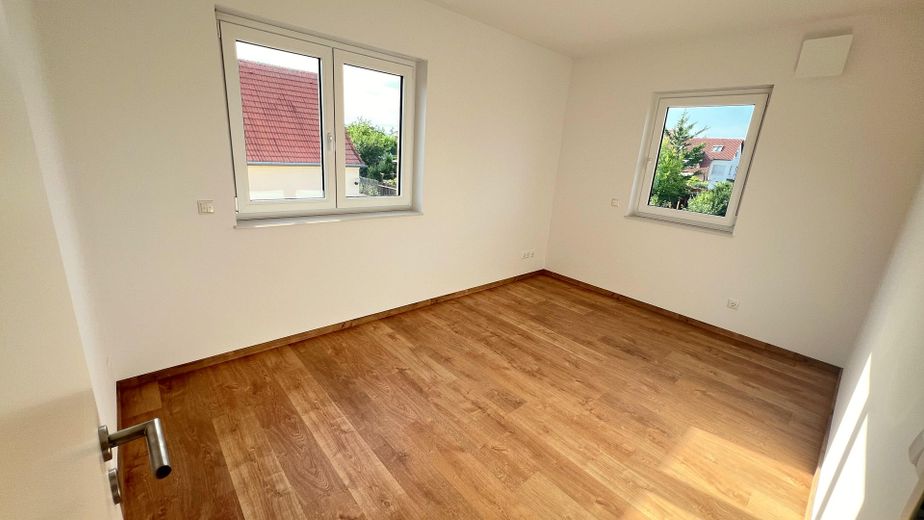 Ruhe mit Blick über Felder: Exklusives wohngesundes Plusenergie-Doppelhaus, S-Bahn fußläufig – Zimmer 3 OG