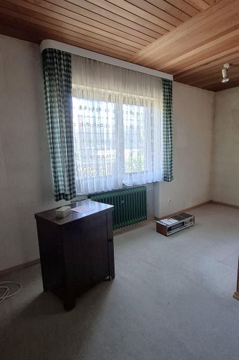 Maison bifamiliale avec jardin mature + 2 garages dans un bon emplacement, sans commission pour l’acheteur – kleines Zimmer OG
