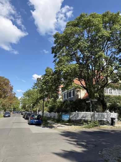 Helle 3-Zimmer-Wohnung mit Balkon in Westend – Umgebung