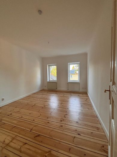 2-Zimmer-Altbauwohnung in Neubauqualität – Wohnzimmer