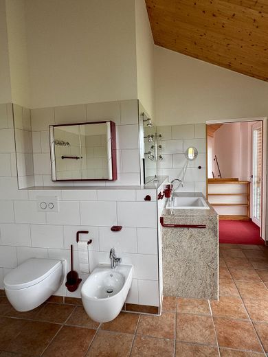 Casa unifamiliare indipendente in una posizione speciale ai margini dei campi, con ampie superfici terrazzate – Badezimmer OG