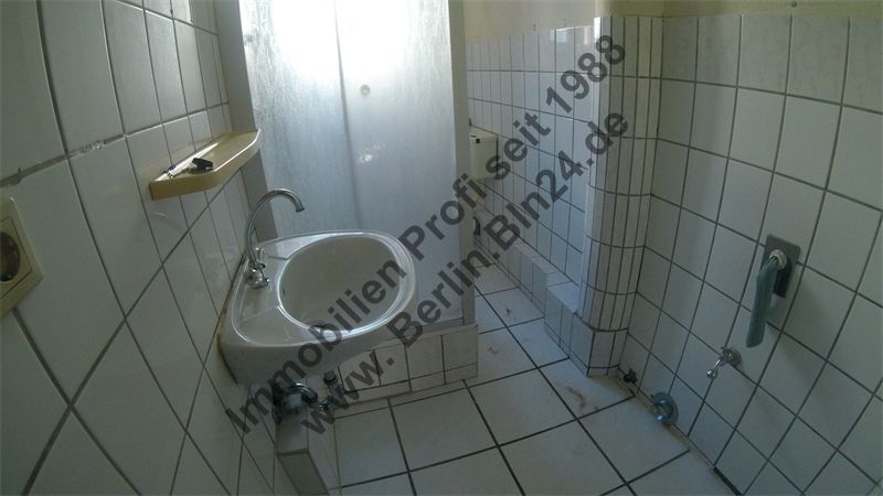 Kernsanierung - Wohnung - mieten - 3er WG oder 2er WG - Duschbad mit Fenster – G0076611