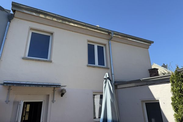 SENZA PROVVIGIONE! Affascinante casa a schiera modernizzata in posizione centrale e tranquilla a Bernburg
