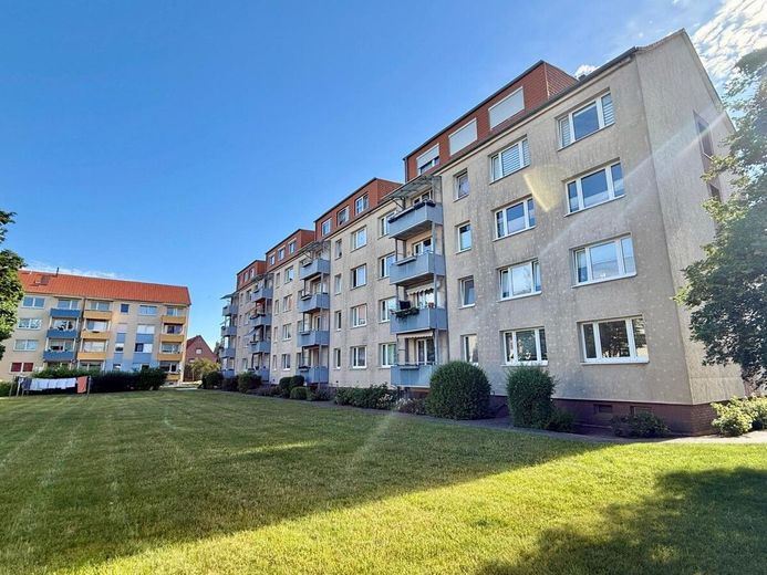 HORN IMMOBILIEN++ Neubrandenburg, renovierte 3-Raum Eigentumswohnung mit Balkon -bezugsfrei- – Rückseite