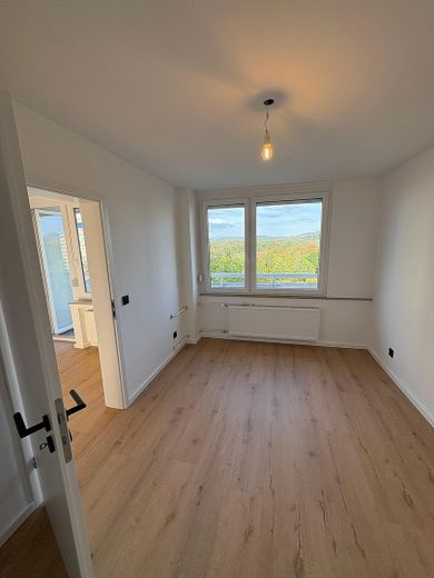 Première occupation après rénovation complète : appartement lumineux de 3,5 pièces avec 2 balcons, cuisine équipée et garage en sous-sol – Kinderzimmer/Büro