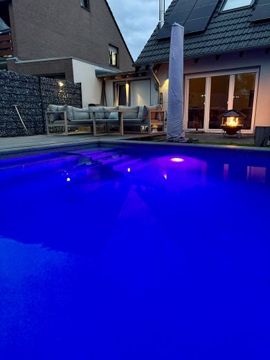 Your new home: Detached house with pool, heat pump, photovoltaic system and fireplace – Pool_Holzdeck