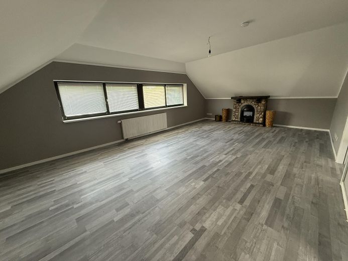137 m² Maisonette im Zweifamilienhaus – 4 Zimmer, große Wohnküche, 2 Bäder & eigener Eingang – Wohnzimmer DG