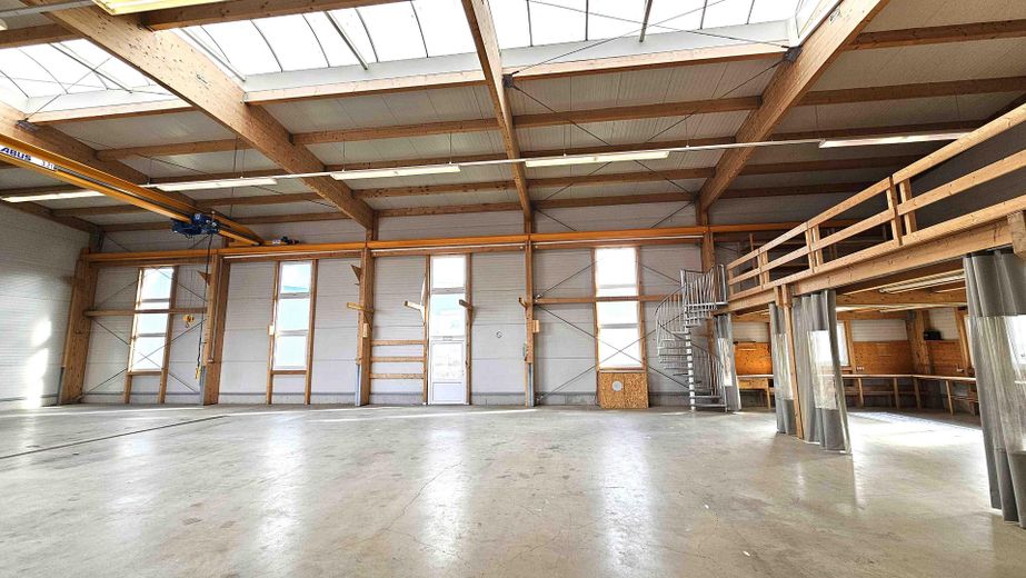 Commercial hall - available to lease in Neu-Ulm/Burlafingen - with hall crane, shelving, kitchen etc. – Innenansicht 2