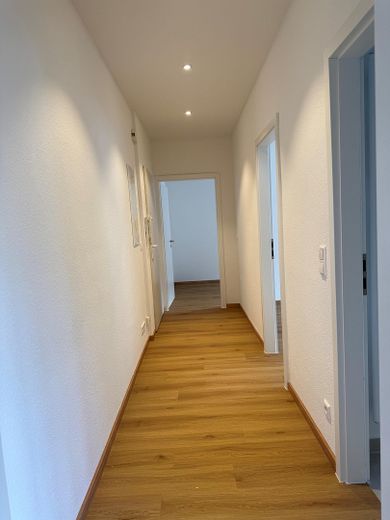 Appartement de 2 pièces à MA-Lindenhof – fraîchement rénové, salle de bains assainie, cuisine intégrée & balcon – Flur
