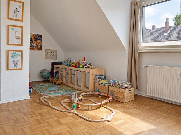 Umfangreich modernisierte 4-Zimmer-Wohnung mit großem Balkon + ca. 30qm2 Dachboden im Moltkeviertel – Kinderzimmer 