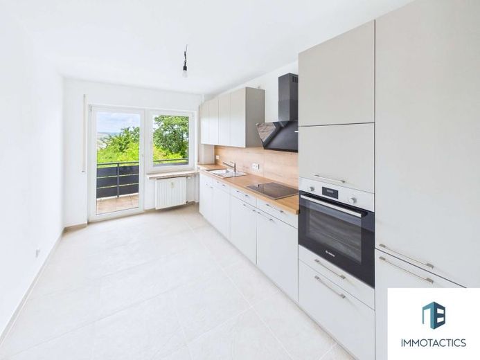 Selten am Kuhberg: 5 Zimmer, große Terrasse, Balkon und neue Einbauküche – Foto 1