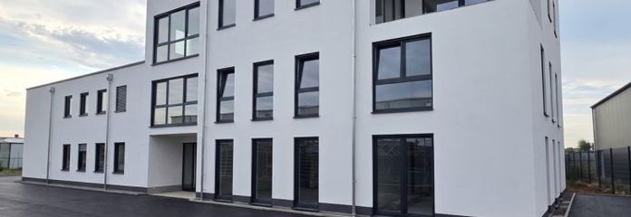 अपने हॉल वाले हिस्से सहित कार्यालय 130 m² | भूतल | नवनिर्मित भवन में पहली बार उपयोग हेतु Alfter (Bonn/Köln) | 08/2026 से