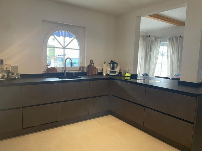 Modernisiertes Zweifamilienhaus mit 263 m² Wohnfläche, attraktiver Vermietungsperspektive – Küche - Haus