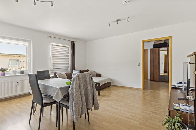 Perfekte Lage, Perfektes Zuhause: Gemütliche 2-Raumwohnung mit Erstklassiger Infrastruktur – Wohnzimmer
