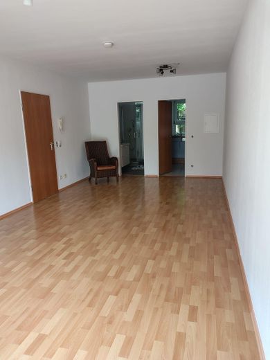 Wohnzimmer - Blick Küche Bad