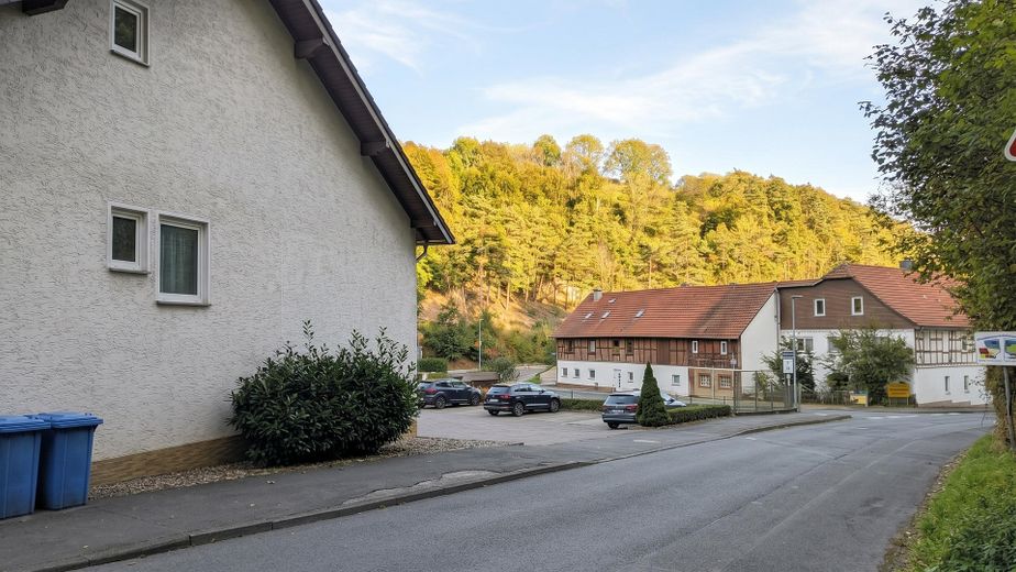 Investimento interessante: 5 unità abitative con potenziale di sviluppo vicino al lago Edersee – Meierweg 11 - Parkplatz