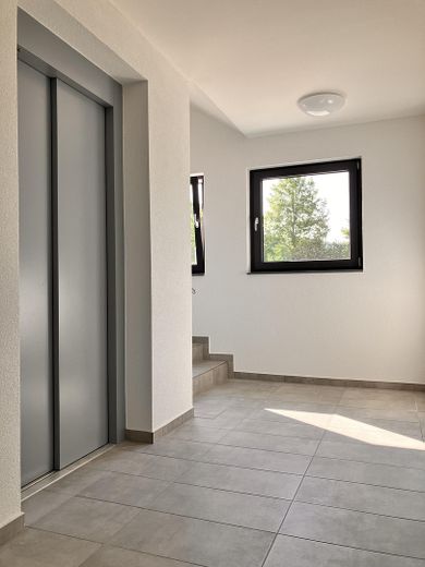 Treppenhaus mit Aufzug