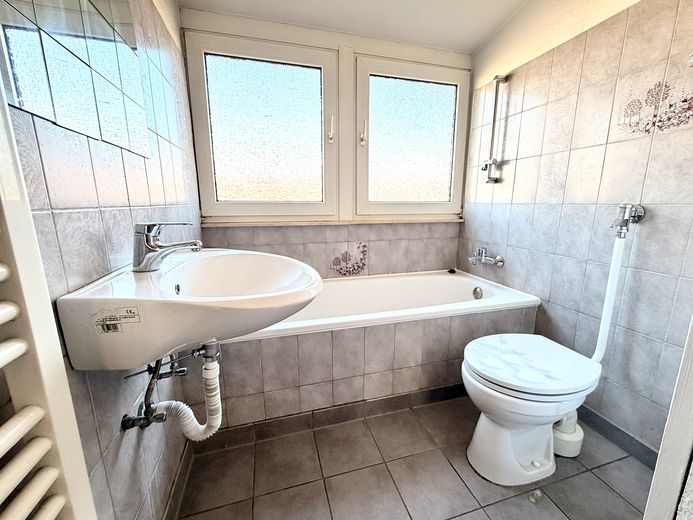 Viel Raum für Familie oder Investment – leere 4 Zimmer-Wohnung + PROVISIONSFREI + – Tageslichtbadezimmer