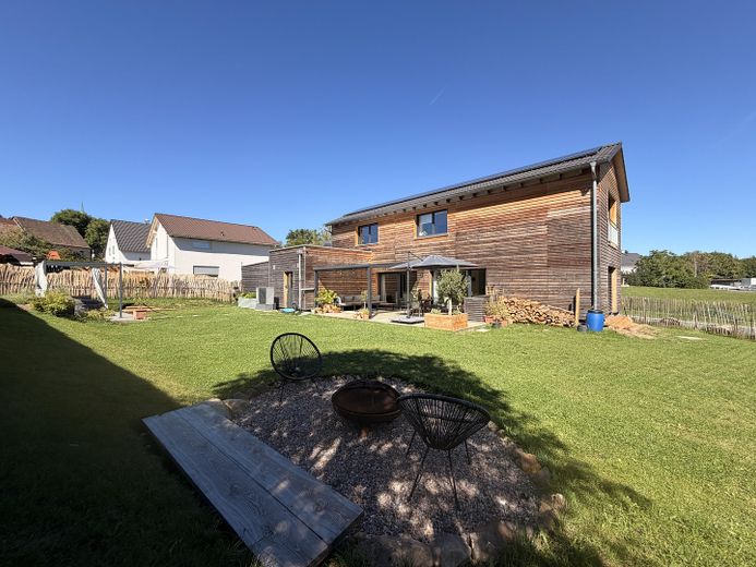 Neubau 2023 | KfW-40+ | PV + Speicher | 135 qm Wohnfläche | 635 qm Grundstück mit Südgarten – Garten