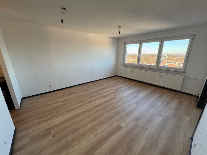 Peine Merkezi: Yeni tadilatlı & merkezi & erişilebilir: 14. katta mükemmel tek kişilik daire – Wohnzimmer