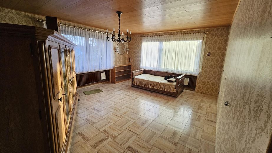 Ampia casa unifamiliare con 11 locali a Zuzenhausen (adatta a una o più comunità abitative!) – OG Büro