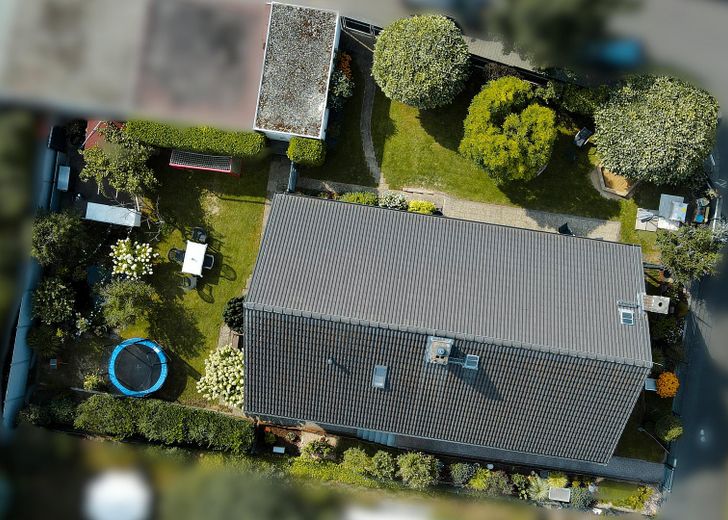 Freistehendes Familienhaus mit Traumgarten, Terrasse, Garage und viel Platz in Reinheim – Drohnenaufnahme Dach