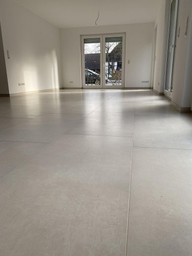 Nuova costruzione 2022 | Appartamento al piano terra di 3,5 locali con giardino, terrazza e ascensore a Hannover-Misburg – Blick vom Esszimmer ins Wohnzi