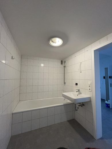 Helle sanierte 3-Zimmer-Wohnung mit zwei Balkonen in Rheinnähe – Bad