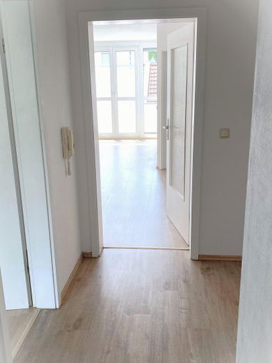 Schicke, helle 2-Zimmerwohnung zum Wohlfühlen ca. 62m² in optimaler Wohnlage – Flur zum Wohnbereich mit Nisch