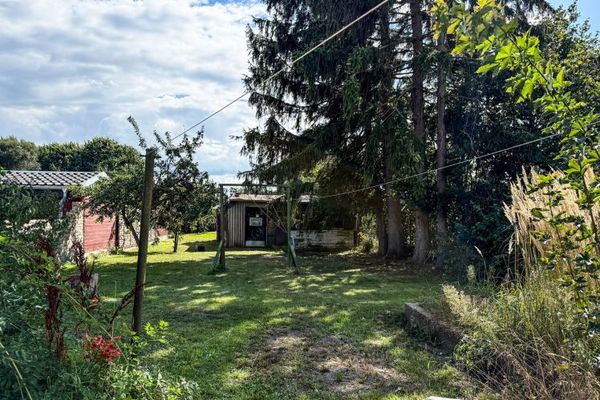 Sanierungsbedürftige Doppelhaushälfte auf großem Gartengrundstück