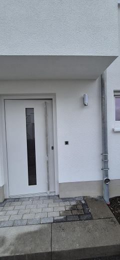 Neubau-Reihenhaus mit Terrasse 140 m² Familienhaus mit sehr niedrigen Energiekosten (EH-40 + PV) – Eingang m Kamera