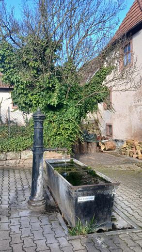 Platzwunder mit ländlichem Charme – Brunnen gegenüber (Gießwasser)