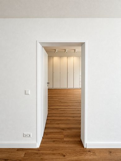 Spacious garden apartment with an exceptional living area, terrace, and direct views of greenery – Masterschlafzimmer