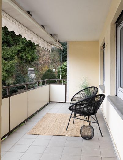 Gotowe do zamieszkania mieszkanie po remoncie: 4 pokoje, balkon i widok na zamek w centrum Königstein – Südwest - Balkon