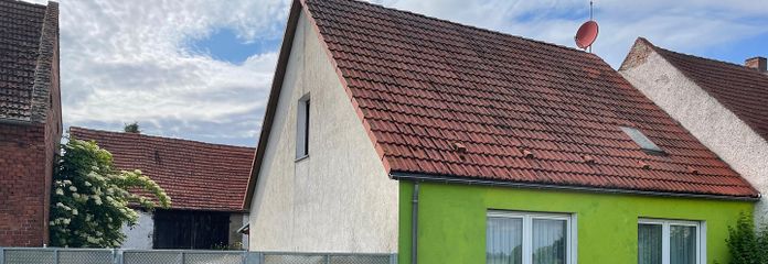 Hausansicht mit Eingangstor