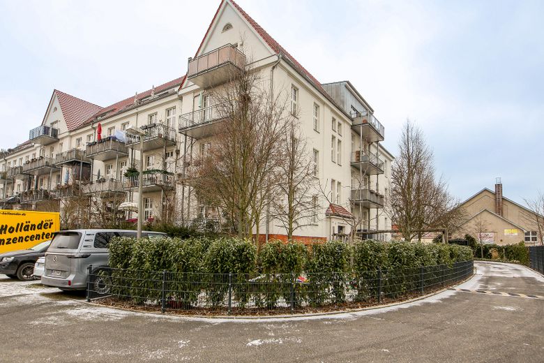 Spielplatz + Parkplätze