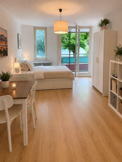 Ab 1.9.26: komplett renovierte 2er-WG mit neuer Küche & neuem Parkett – Nähe Seepark & Straßenbahn – Zimmer 2. AI-gestaged.